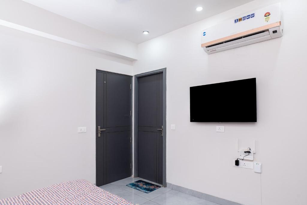 Camera con TV a schermo piatto e armadio di NivoNest a Gurgaon