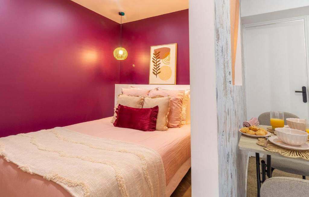 - une chambre avec des murs violets et un lit dans l'établissement Siloé - Balnéo - Stationnement gratuit dans la rue- Gare 10 min à pied, à Troyes