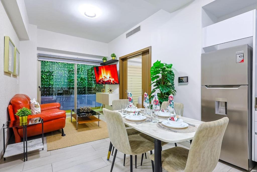 Χώρος καθιστικού στο Cozy 2BR Condo, Spectacular Rooftop
