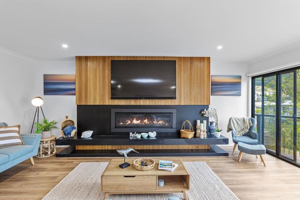 TV a/nebo společenská místnost v ubytování The Whale Pod - Serene Family Retreat