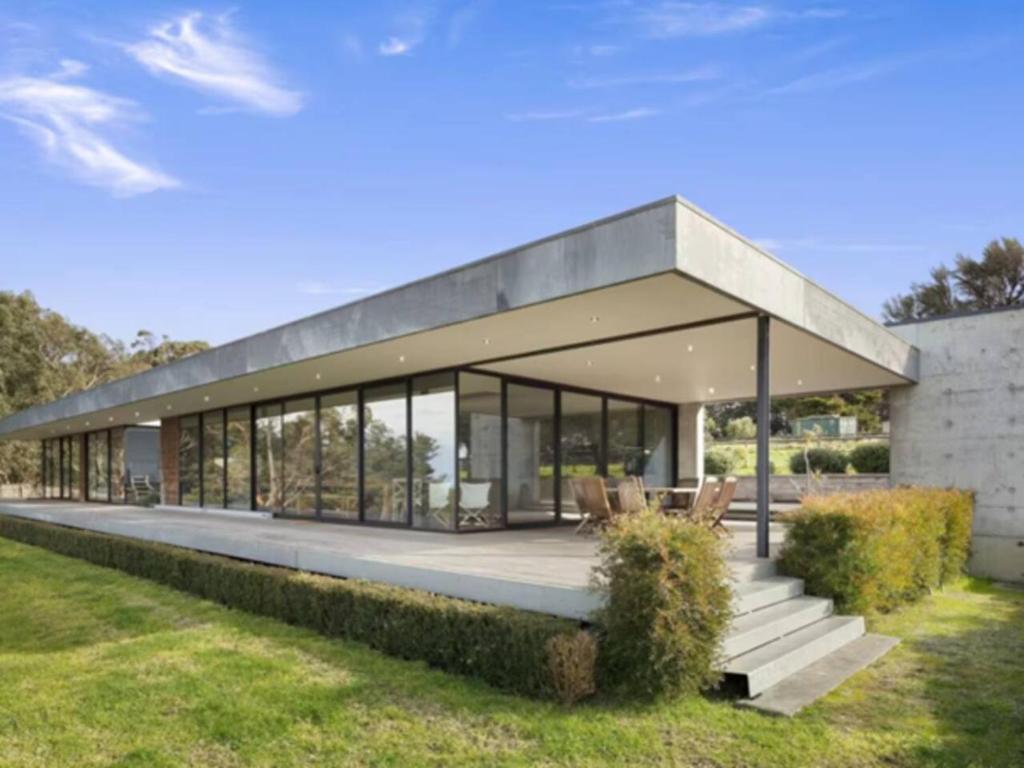 Casa moderna con una fachada de cristal grande en Cypress Hill - By the Ocean, en Marengo