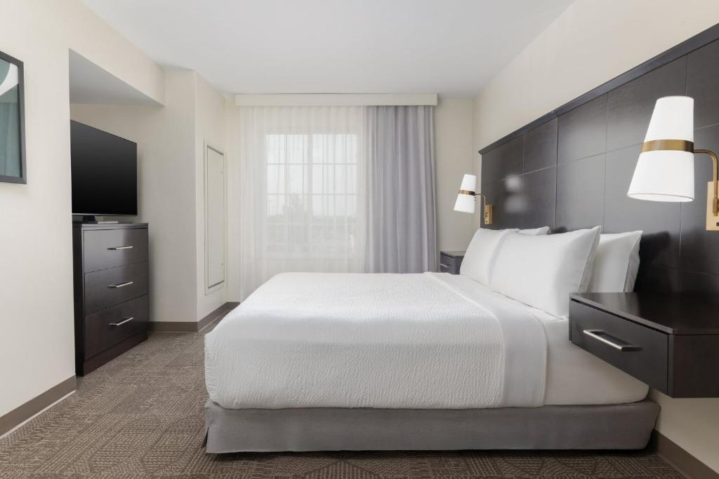Staybridge Suites Denver - Central Park by IHG - Suite King De Un Dormitorio Con Sofá Cama