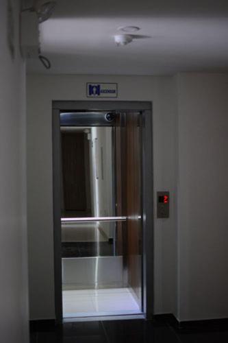 un ascensor en un edificio con un cartel en el techo en Massay Hotel, en Neiva