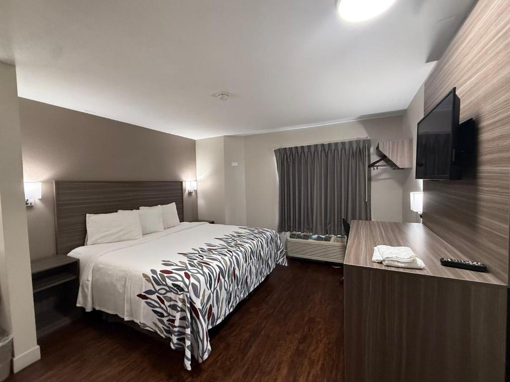 Red Roof Inn Austin - Round Rock - Deluxe Room With One Queen Bed Non-Smoking