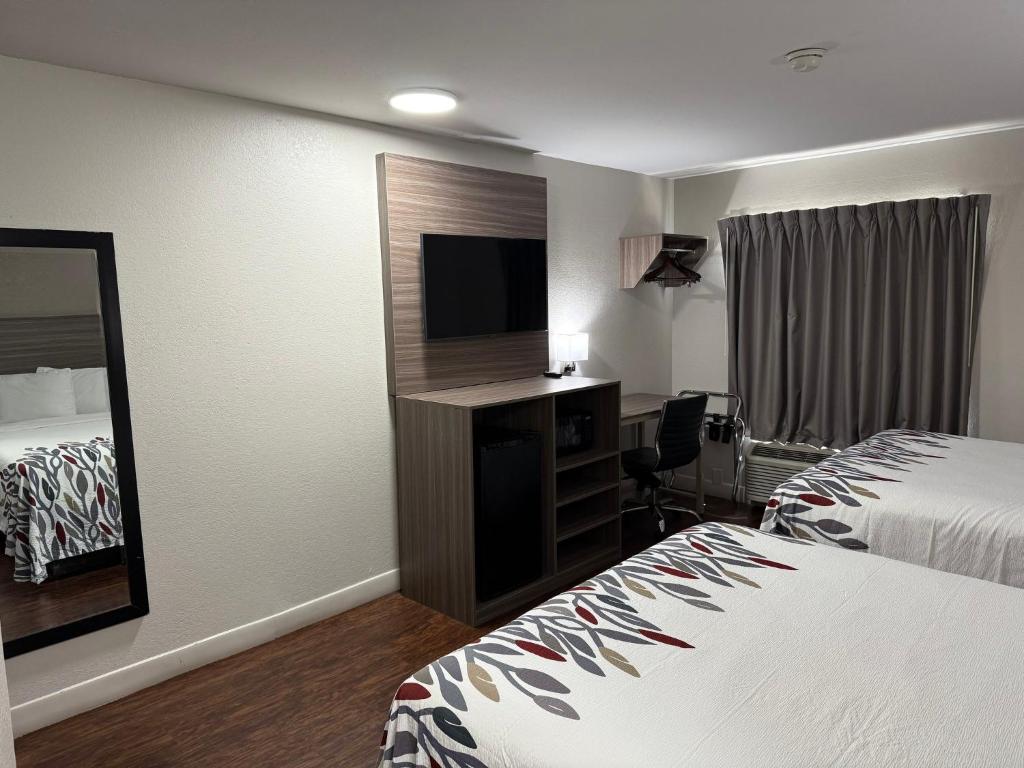 Red Roof Inn Austin - Round Rock - Deluxe Room With Two Queen Beds Non-Smoking