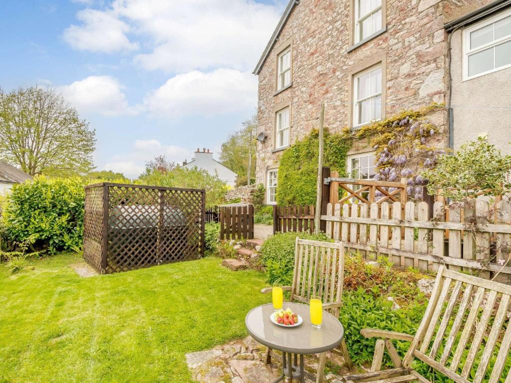 un patio trasero con una mesa y sillas y una valla en 1 bed in Eskdale SZ503, en Beckfoot