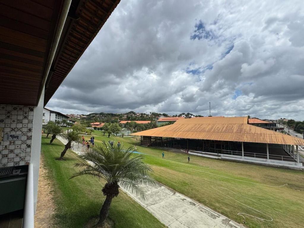 ein Gebäude mit Strohdach und Palme in der Unterkunft Villa Hípica Resort Gravatá - Apartamento 701 in Gravatá