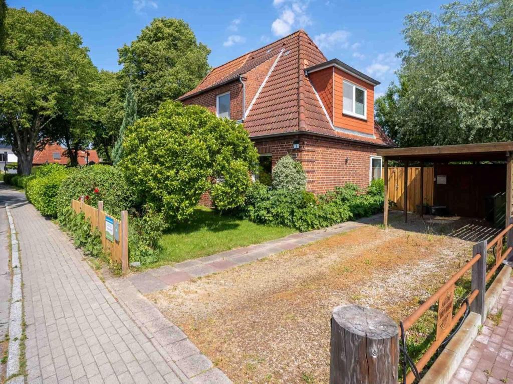 una casa con un jardín delante de ella en Ferienhaus in Tönning, en Tönning