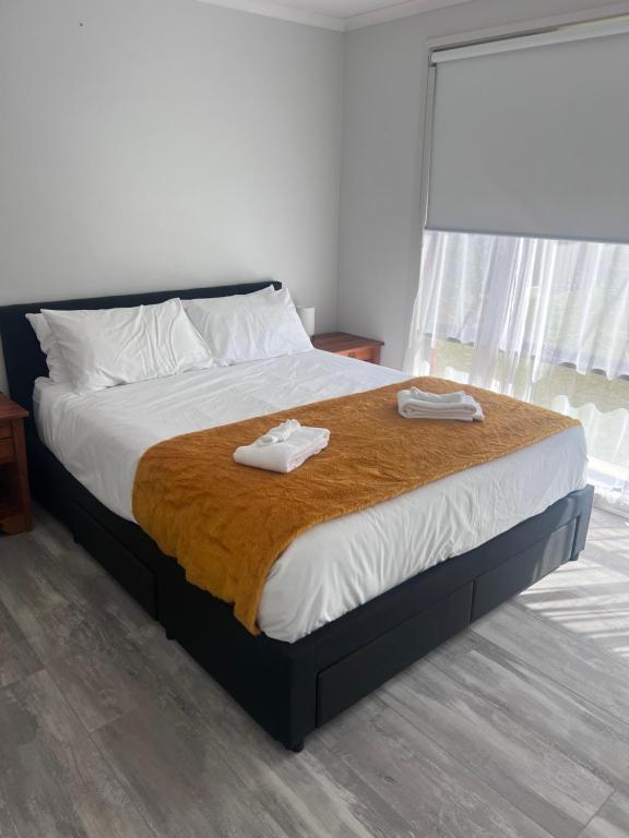 Ένα ή περισσότερα κρεβάτια σε δωμάτιο στο Golden Getaway, Private 3x bedroom home with 2x living spaces and study