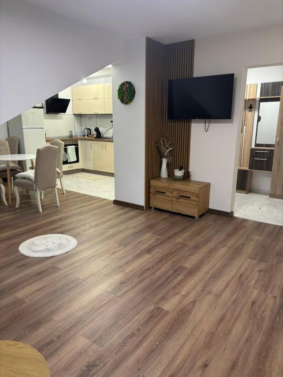 Il comprend un salon doté de parquet et d'une télévision à écran plat. dans l'établissement White House Apartments - Studio Lux, à Haskovo