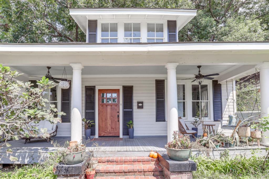 Casa con porche delantero con puerta roja en Stay Near LSU! Baton Rouge Home 3 Mi to Stadium, en Baton Rouge