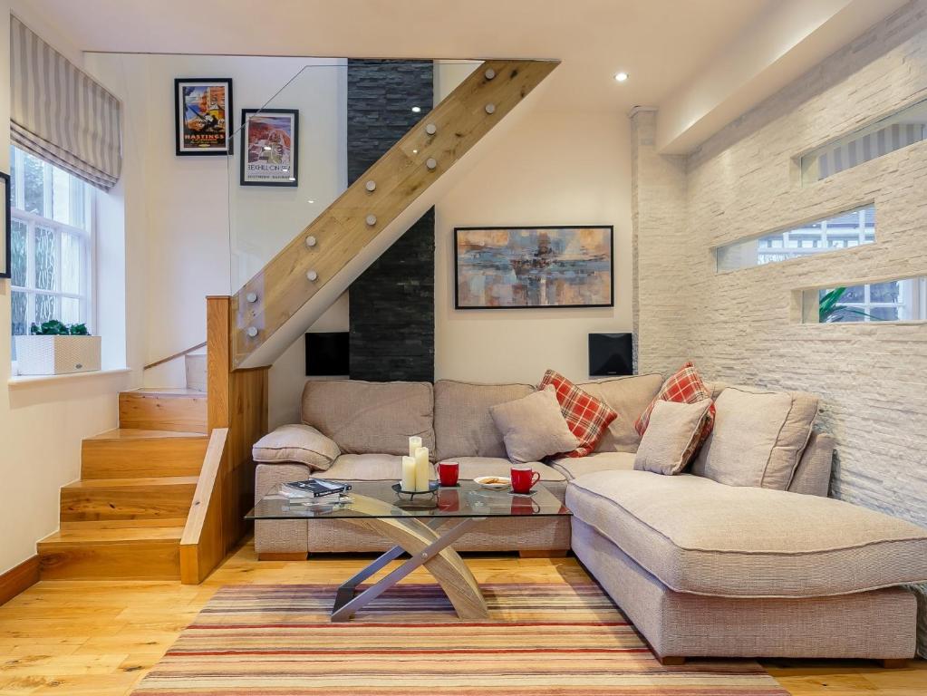 una sala de estar con un sofá y una mesa en 2 Bed in Battle 77491, en Battle