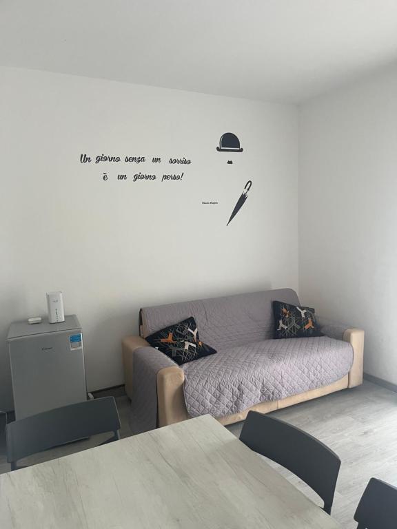 メストレにあるAt Home Mestre Via Nigra Venezia come a casa ma in vacanzaのソファとテーブルのあるリビングルーム