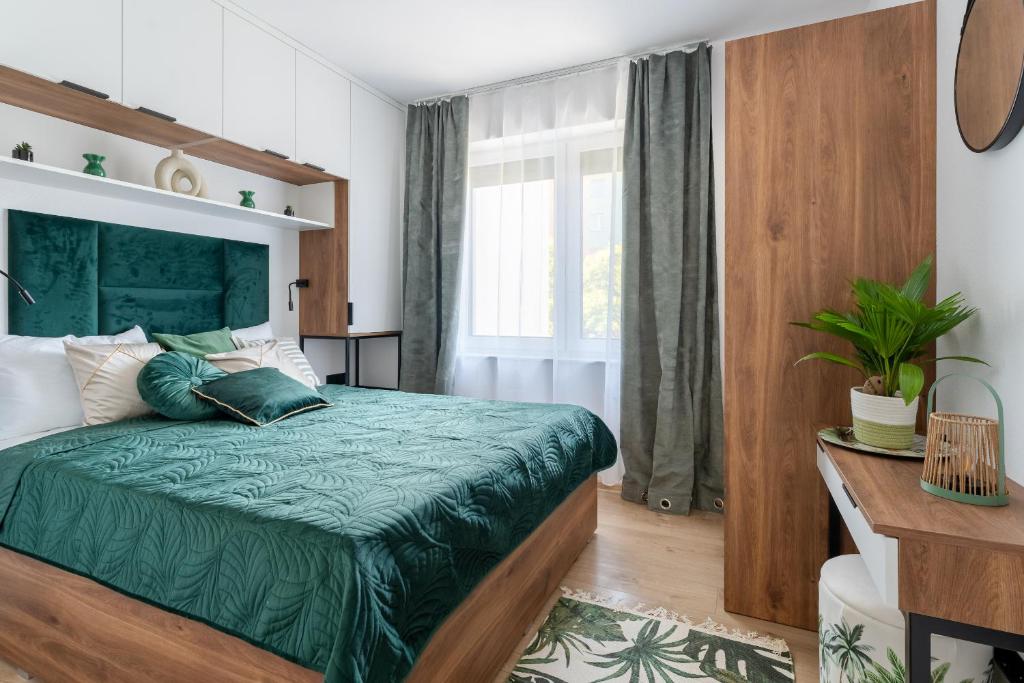 a bedroom with a green bed and a window at HappyDeer - Ekskluzywny apartament z widokiem na góry in Jelenia Góra