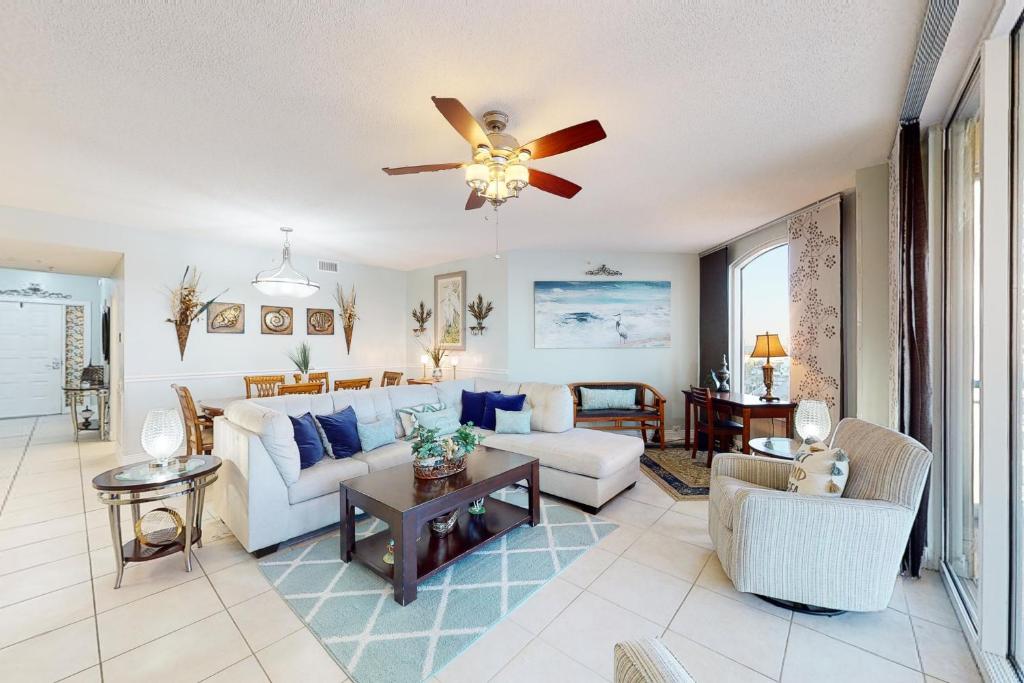 Una sala de estar con un sofá y un ventilador de techo. en Beach Colony of Perdido E07B, en Perdido Key