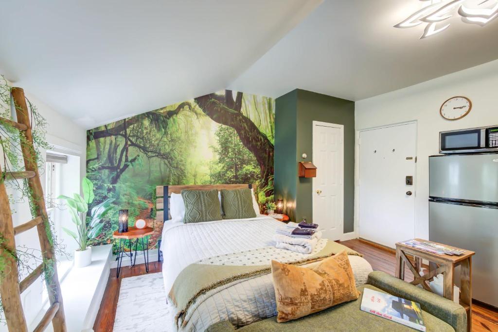 a bedroom with a bed and a painting on the wall at OLD TOWN Nature Oasis Block 2 King 99 Walk Score in Alexandria