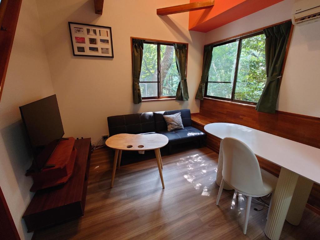 un salon avec un canapé et une table dans l'établissement Atagawa Hutte - Vacation STAY 19932, à Okawa