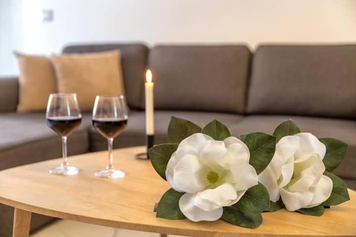 a table with two glasses of wine and a candle at Magnolia in Sassari