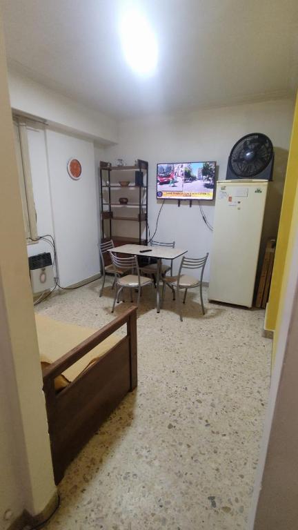 马德普拉塔Dpto céntrico的客厅配有桌子和冰箱