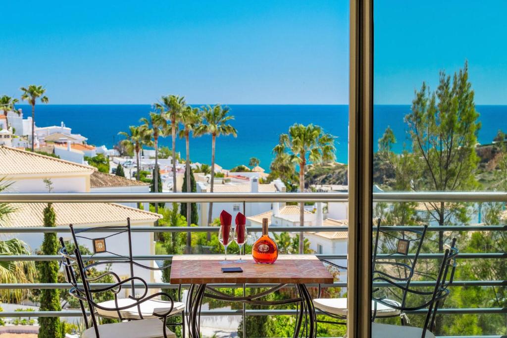 Luxurious T2 with Pool & Breathtaking Ocean Views by BeCherish