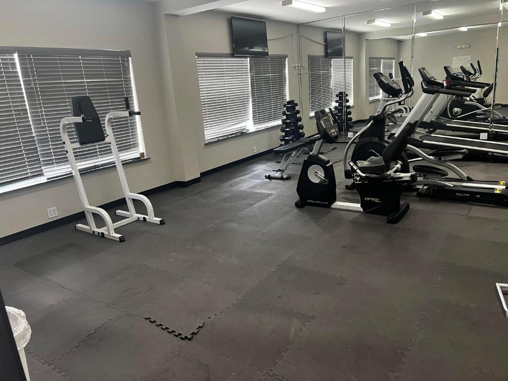 une salle de sport avec plusieurs tapis de course et machines cardio dans l'établissement Pulse Pnt Stes at Fort Sam Hou, à San Antonio