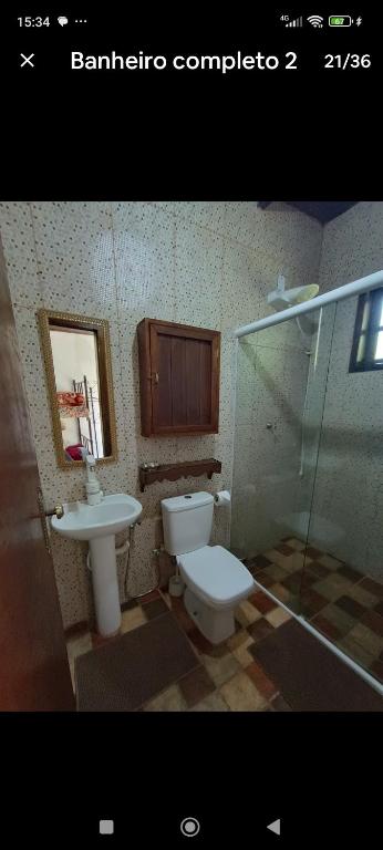 ein Badezimmer mit Toilette, Waschbecken und Dusche in der Unterkunft casa com riacho cristalino,lago,hidro,bela vista in Santo Antônio do Pinhal