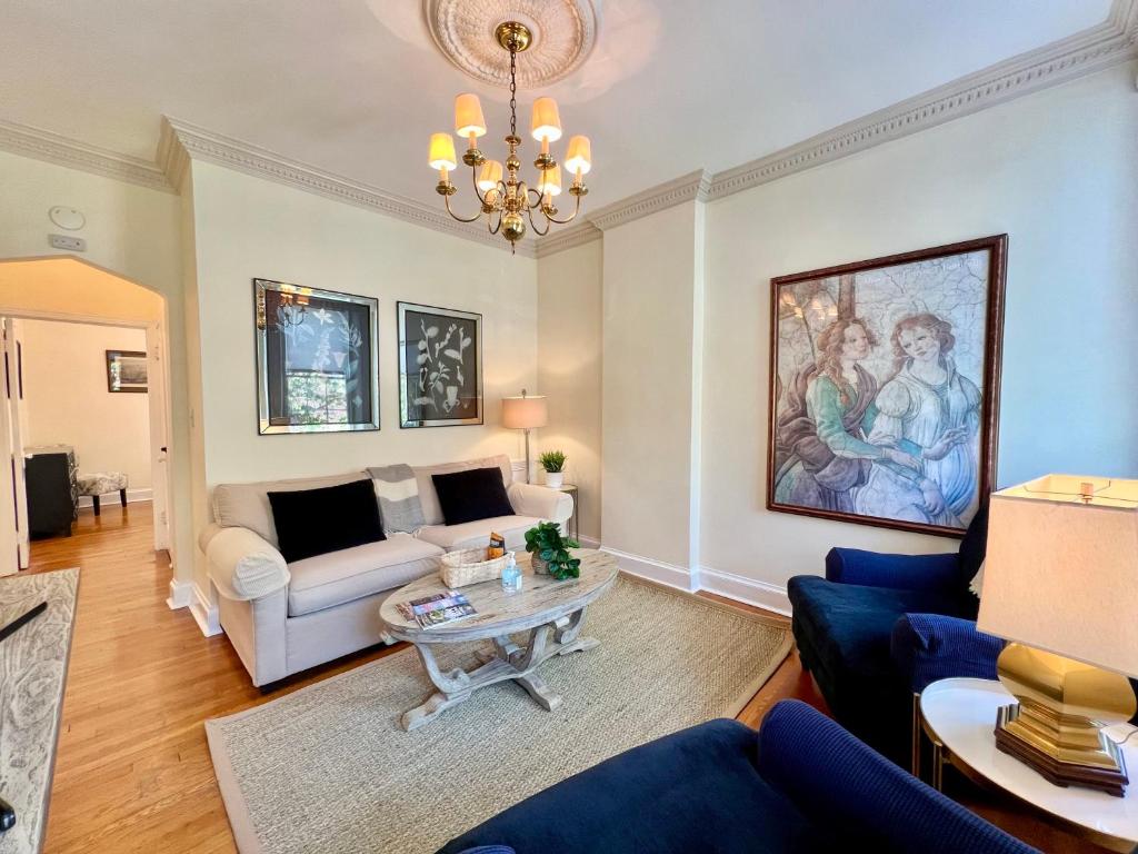 Posezení v ubytování HEART of Old Town Historic 1BR 99 Walk Score