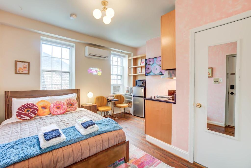 En eller flere senge i et værelse på Sweet Tooth Studio 99 Walk Score half Block to King