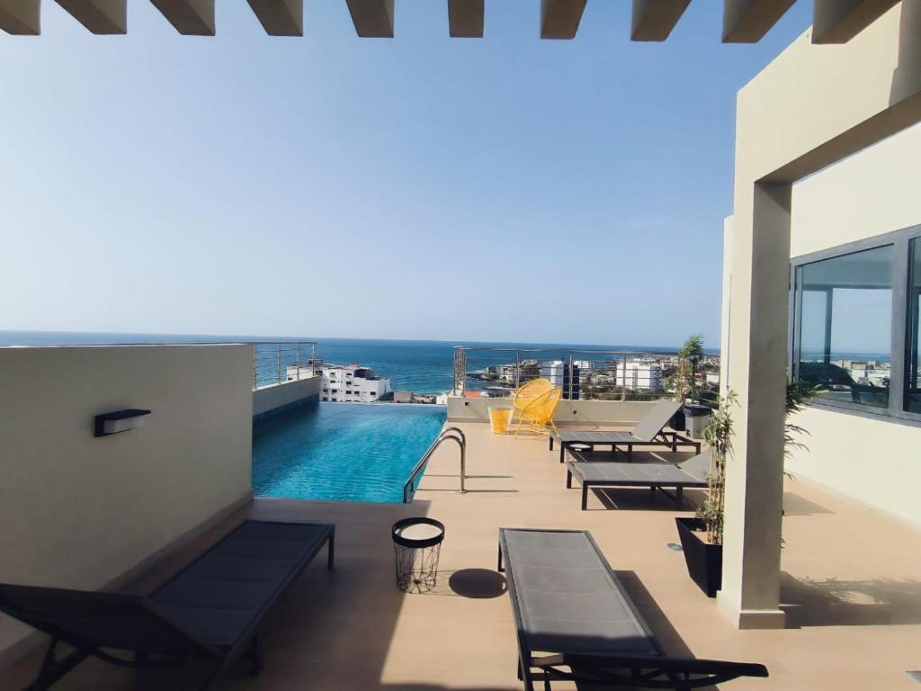 a balcony with a swimming pool on a building at Appartement spacieux, piscine, balcon, vue sur mer et salle de sport in Dakar