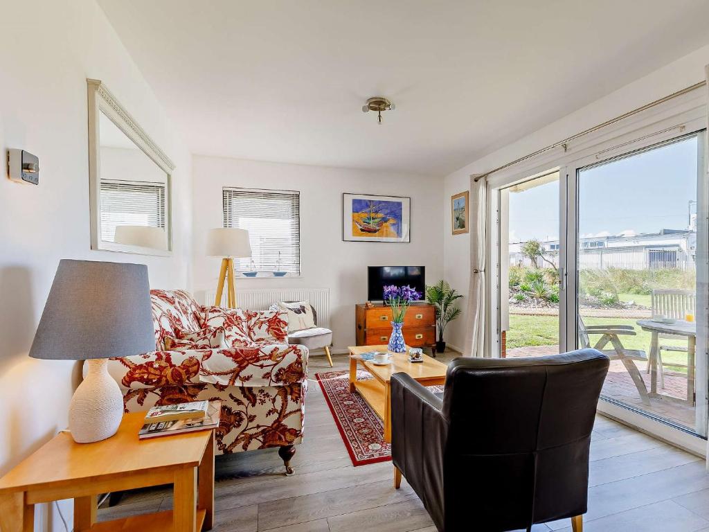 una sala de estar con un sofá y una mesa en 2 Bed in Instow 73433, en Instow