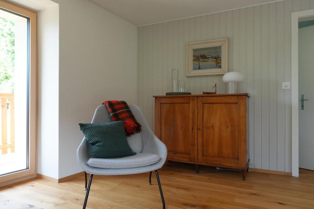 a room with a chair with two pillows on it at Castanea VIVA in Breiten