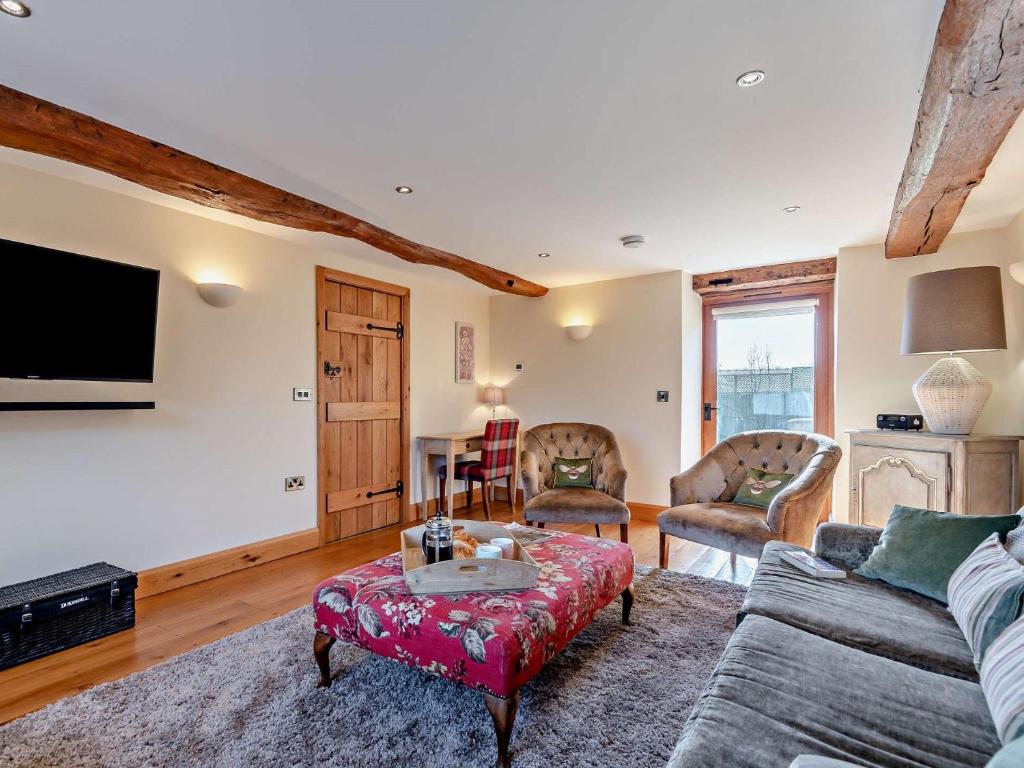 a living room with a couch and a tv at 3 Bed in Leominster 50513 in Pencombe