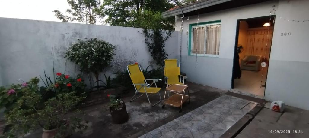 eine Terrasse mit 2 Stühlen und ein Haus in der Unterkunft Humli in Resistencia