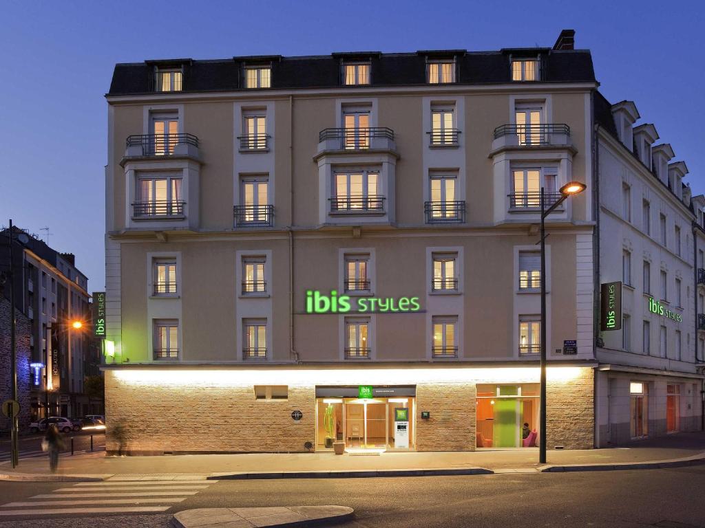 レンヌにあるイビス スタイルズ レンヌ サントル ガレ ノールの「Hos Suites」の看板が掲げられた大きな建物