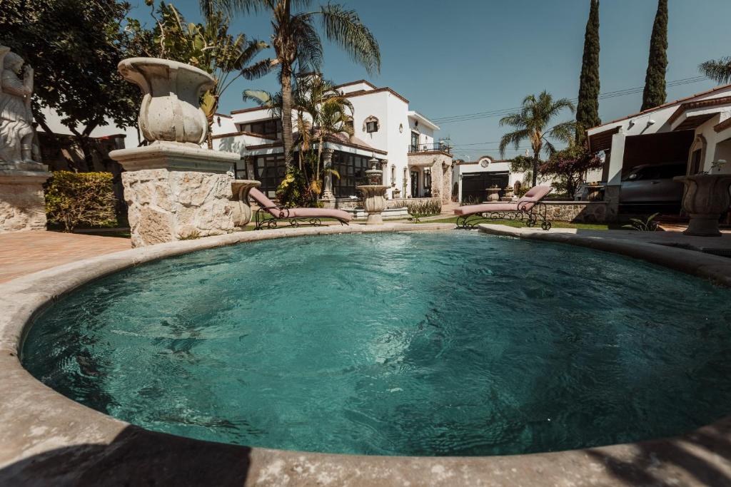 una piscina con una fuente en un patio en Quinta Tere Country House, en Tesistán