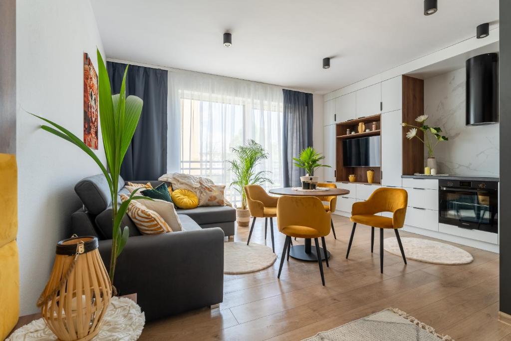 un salon avec un canapé et une table dans l'établissement Urban Modern Apartaments 5, à Jelenia Góra