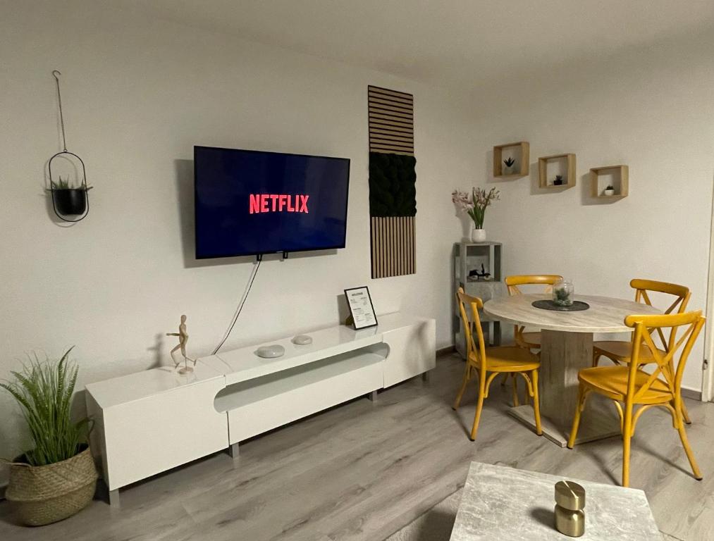 Televisyen dan/atau pusat hiburan di Weser Apartment