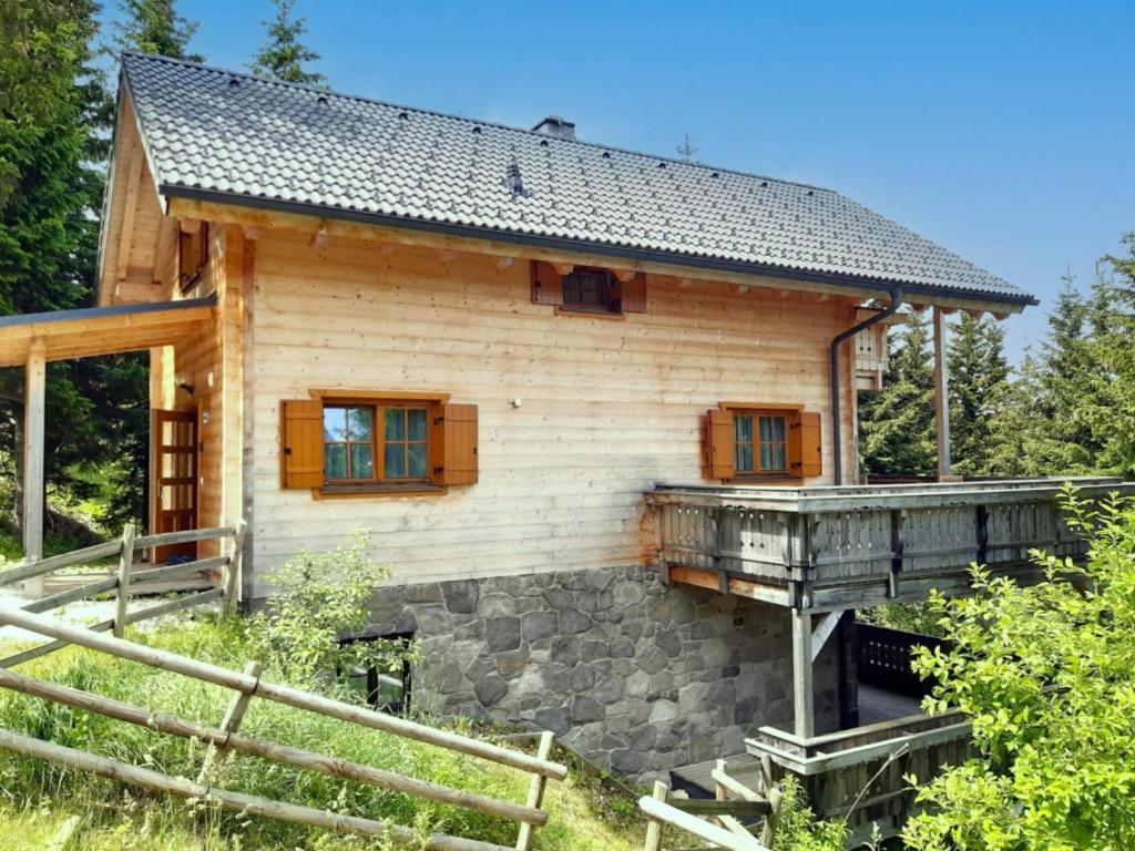 a log cabin with a porch and a deck at Chalet Bergoase in Elsenbrunn