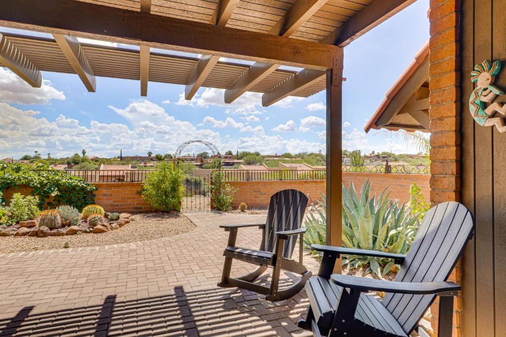 グリーンバレーにあるQuiet Townhome with Mountain Views in Green Valleyのパティオに椅子2脚とテーブル1台