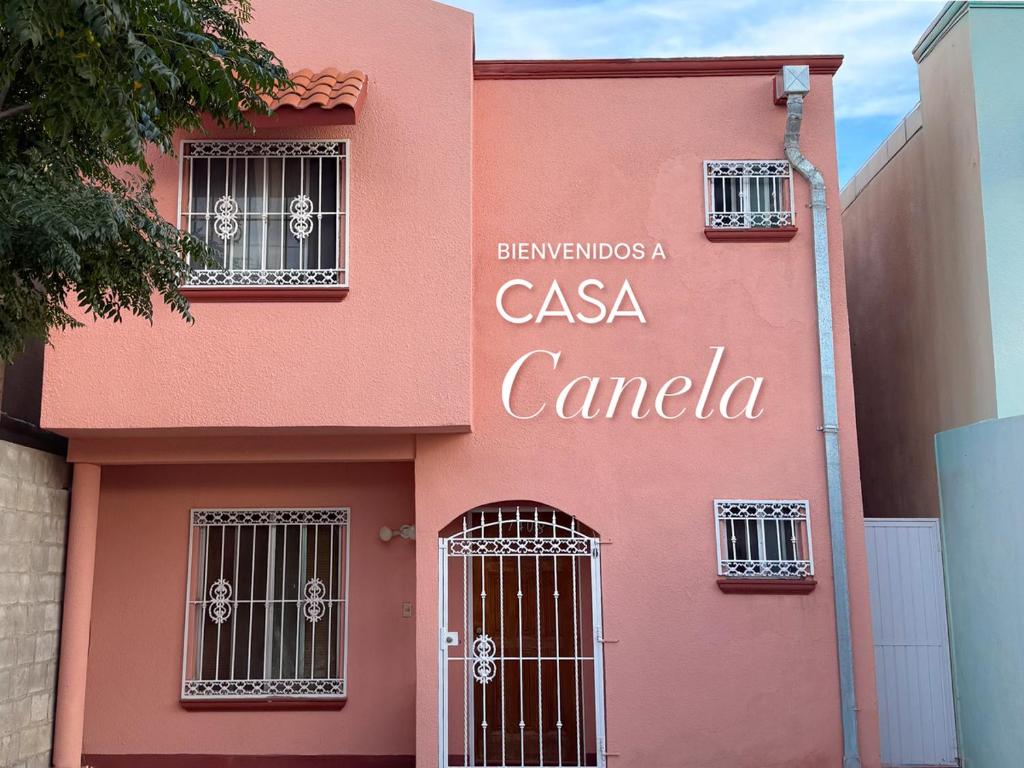 CedroにあるCasa CanelaのCSAカナダの文字が書かれたピンク色の建物
