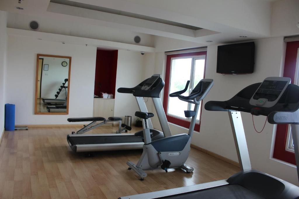Fitness centrum a/nebo fitness zařízení v ubytování Red Fox by Lemon Tree Hotels, Jaipur