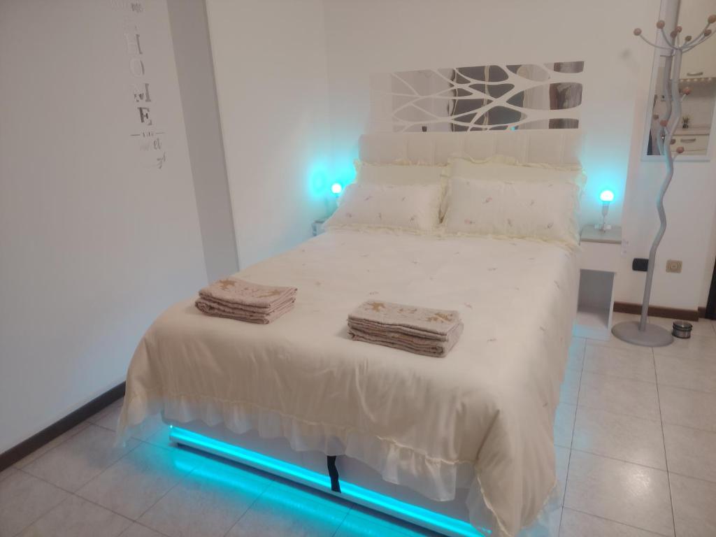 Postel nebo postele na pokoji v ubytování SWEET STAY - WiFi gratuito, Metro vicinanze, Garage & Bikes - su richiesta