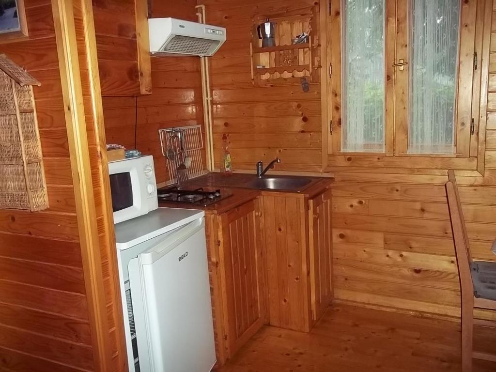 A kitchen or kitchenette at Romantyk vendégház