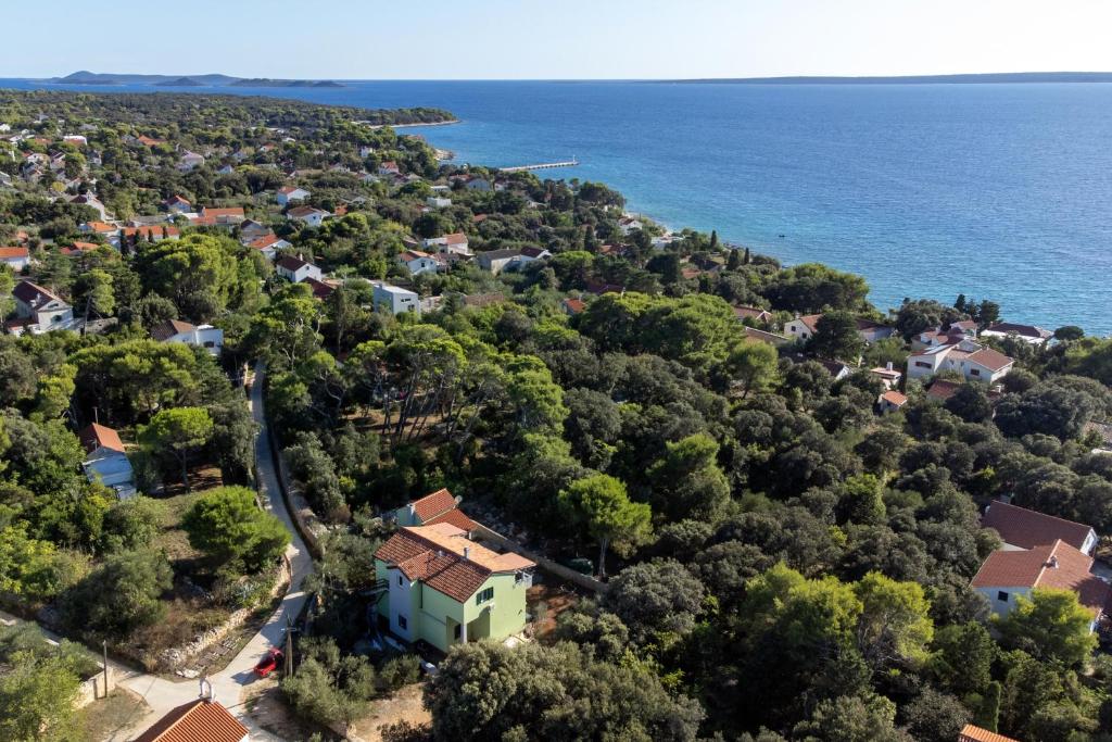 una vista aérea de una casa en una colina junto al océano en Apartment Silba 17603b, en Silba