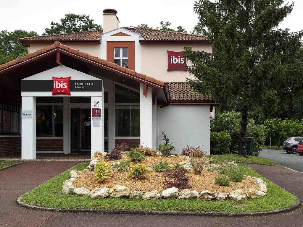 アングレットにあるibis Biarritz Anglet Aéroportの前に造園が施されたUPSストア