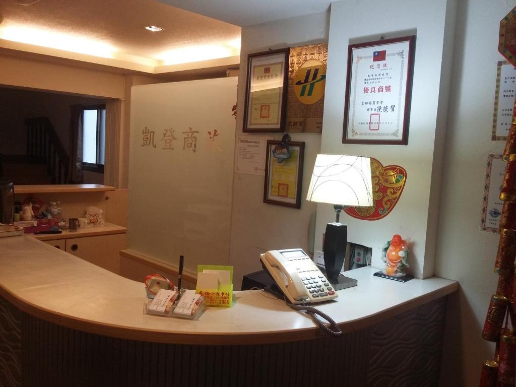 a office with a desk with a phone on it at KD Hotel in Douliu