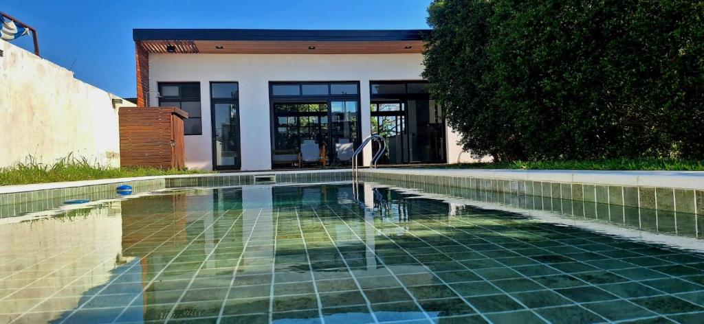 Πισίνα στο ή κοντά στο Casa de un ambiente con piscina y quincho