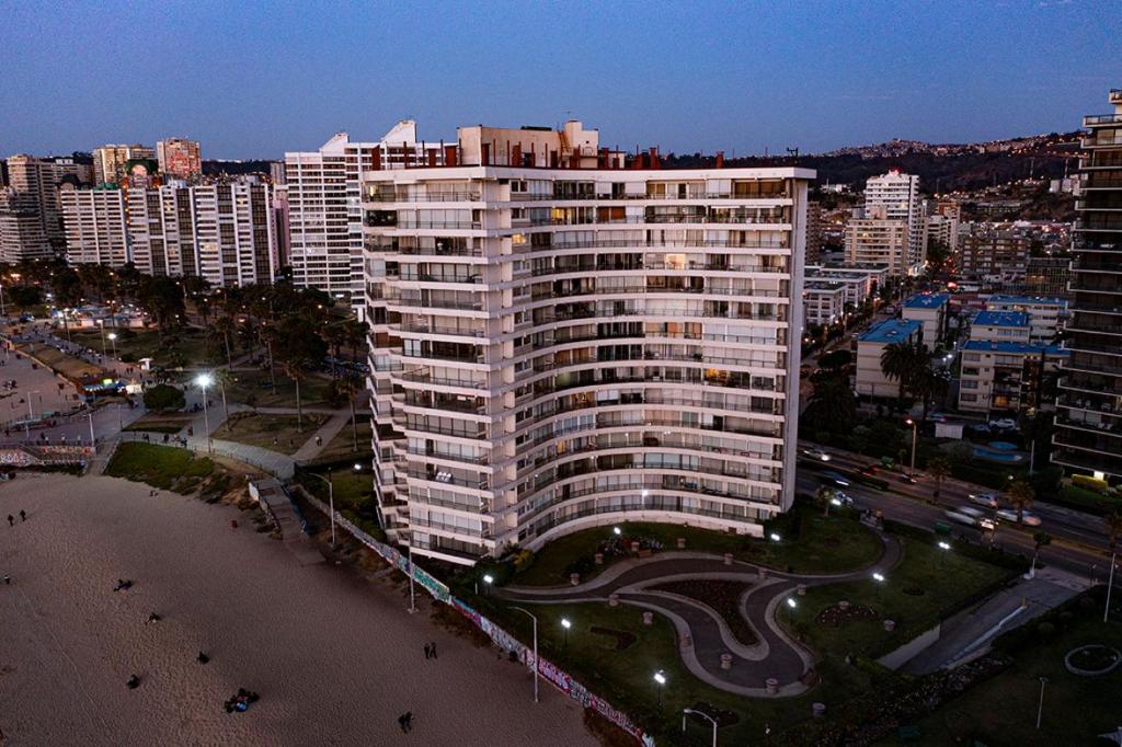 a large white building in a city at night at Preciosa vista Viña - San Martin 10 Norte in Viña del Mar
