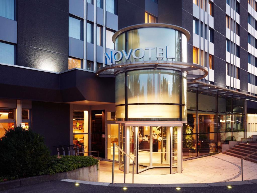 un edificio con una puerta giratoria delante de él en Novotel Zürich Airport Messe - newly renovated, en Glattbrugg