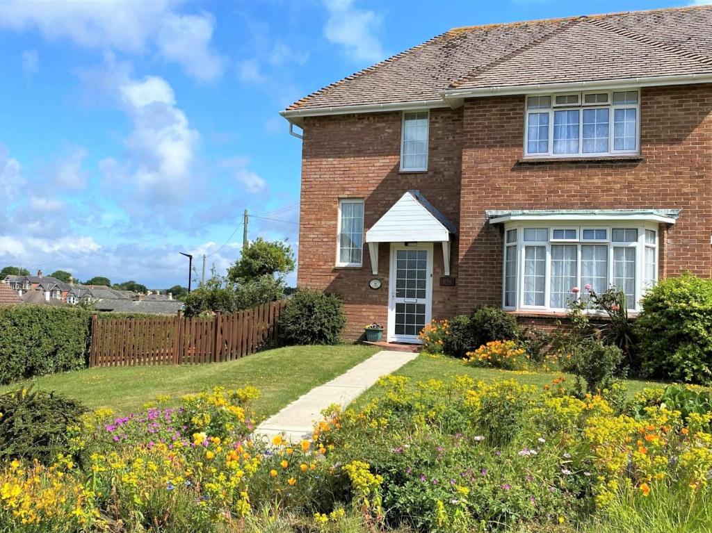 Un jardín fuera de 2 Bed in Shanklin IC004